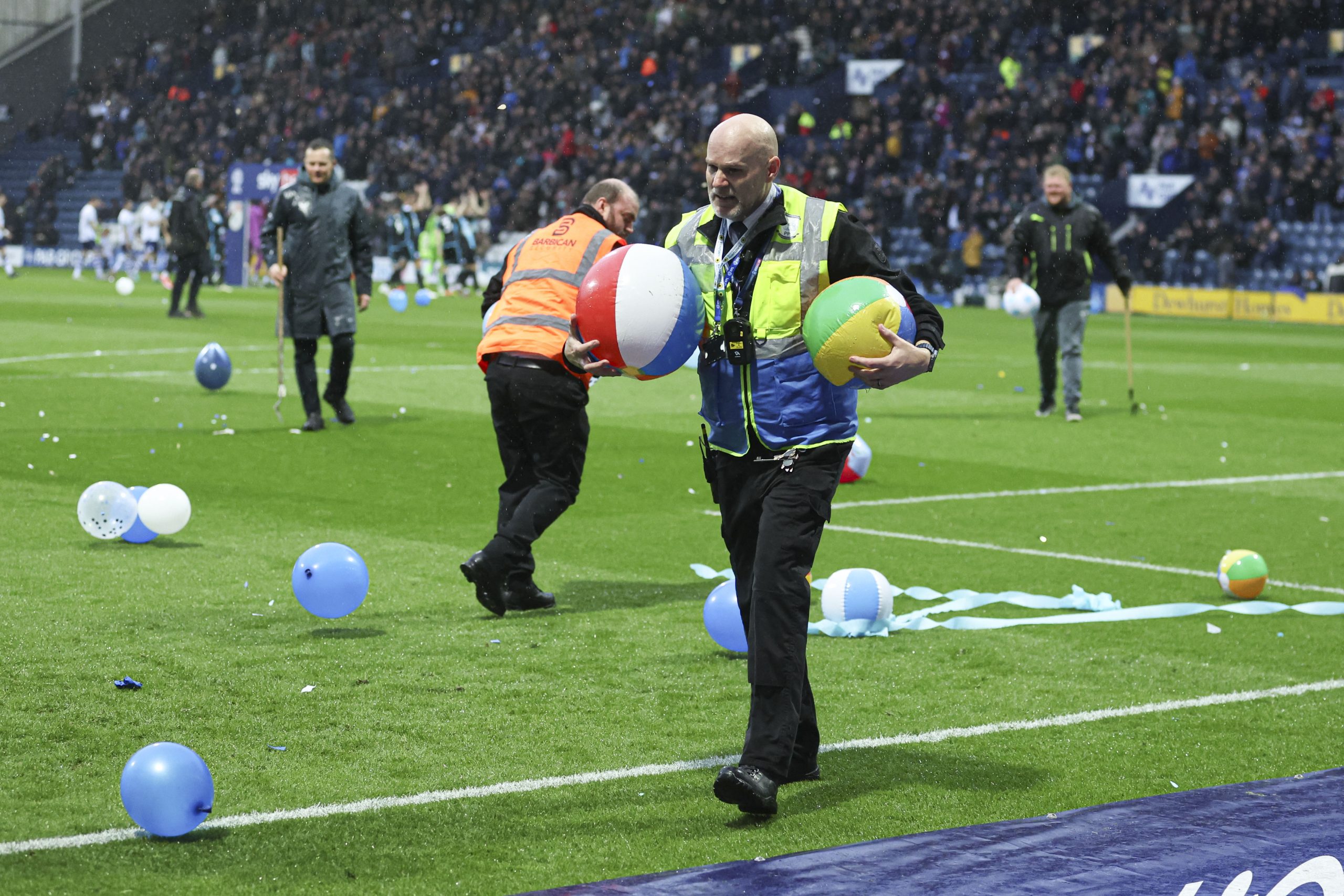 Los stewards tuvieron que quitar los inflables antes del inicio del partido en Deepdale